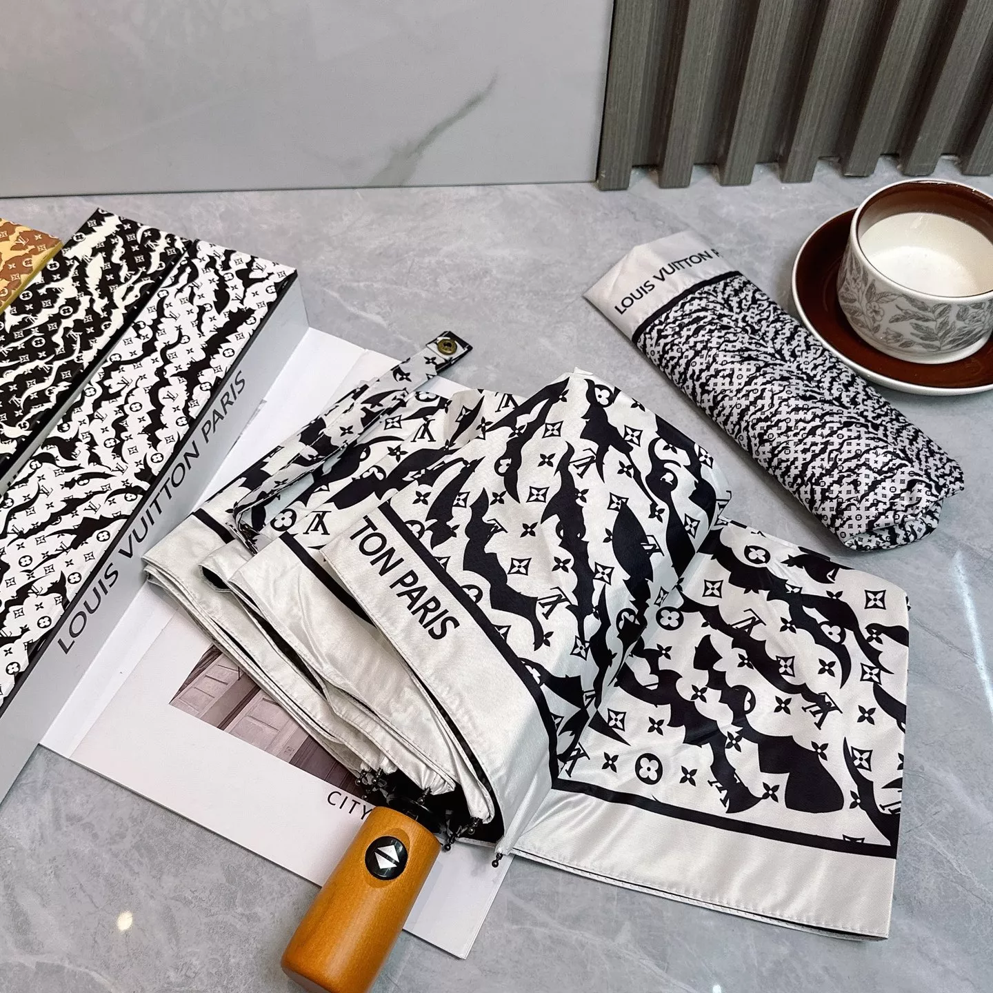 Modern 5838 Louis Vuitton Umbrellas - Image 3