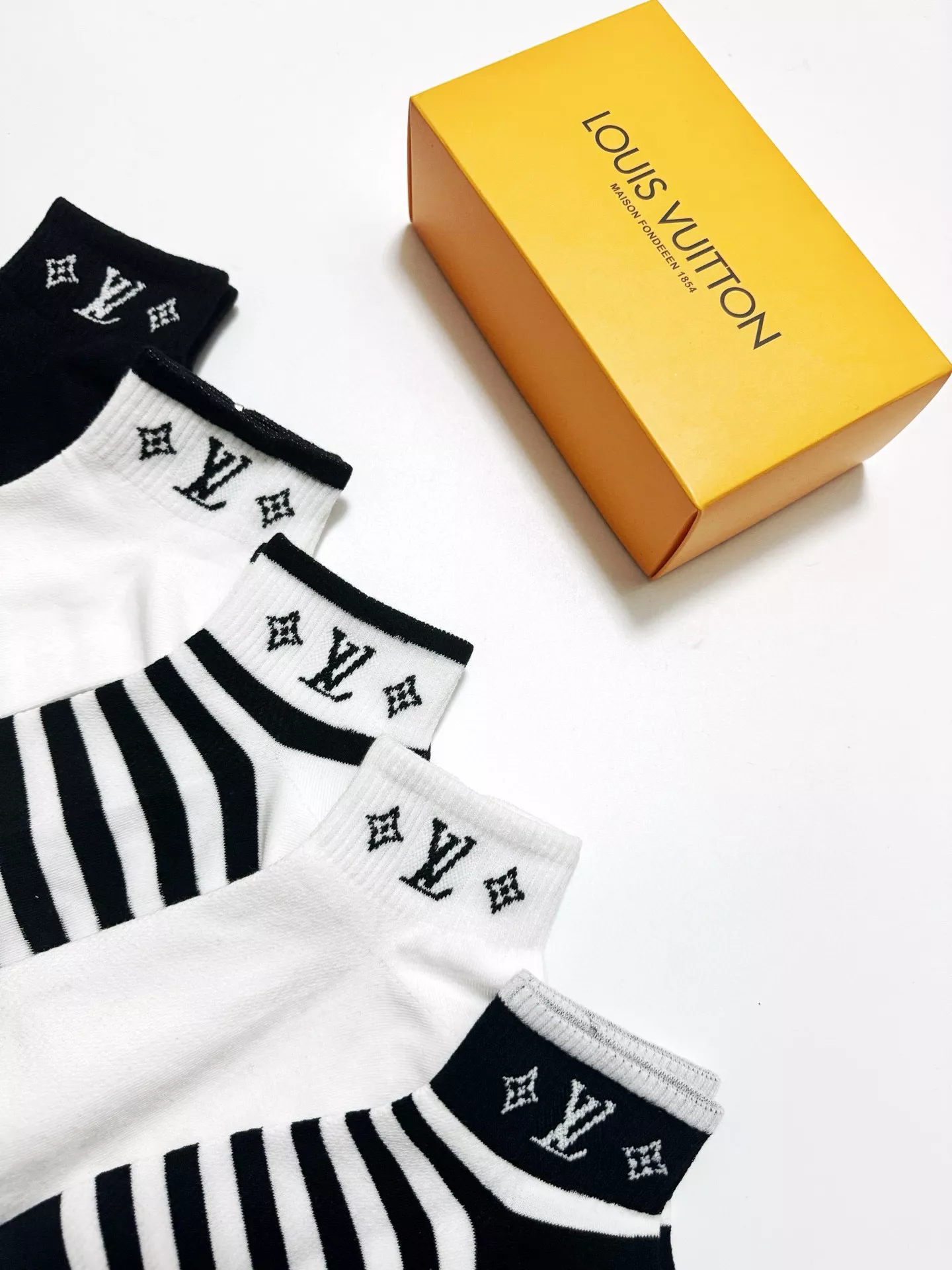 ModernLook 8290 Louis Vuitton LV Socks - Image 4