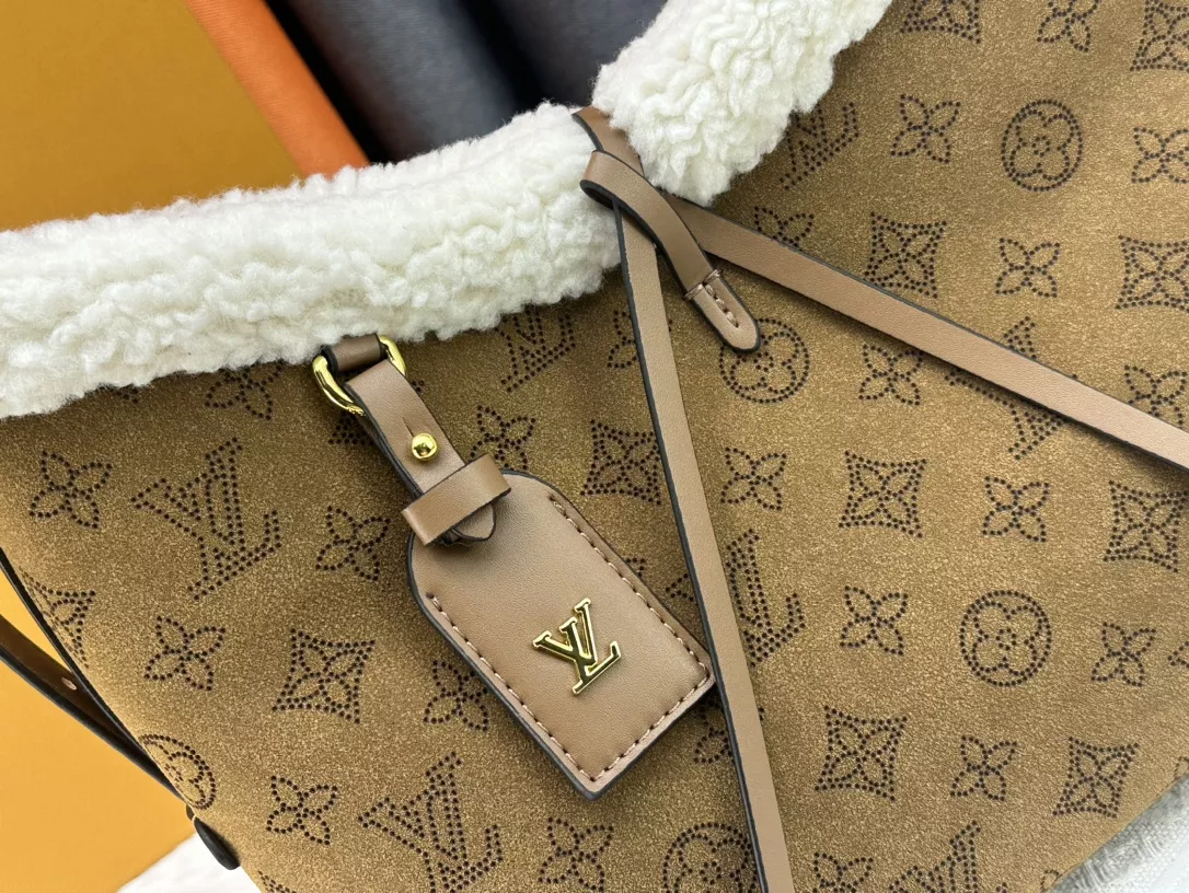 Resilient 4282 Louis Vuitton AAA Quality Shoulder Bags For Women - Image 5