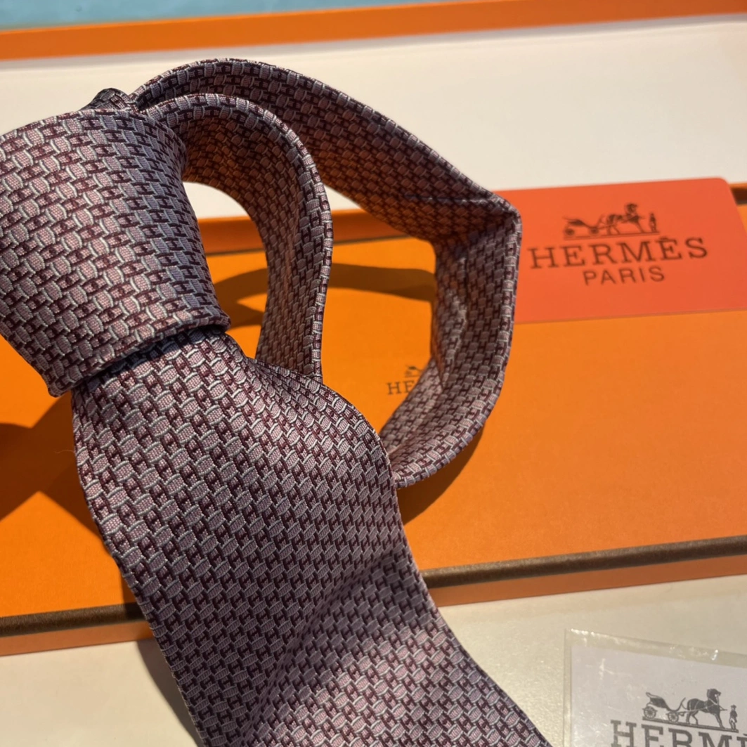Sleek 1984 Hermes Necktie For Men - Image 3
