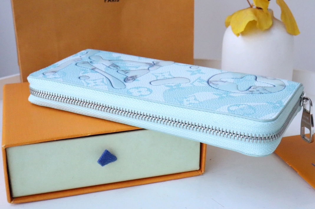 Sleek 9125 Louis Vuitton AAA Quality Card Case - Image 3