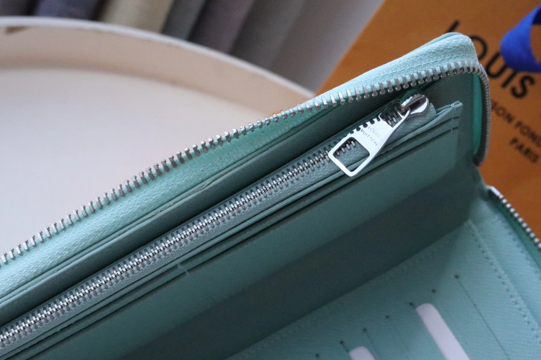 Sleek 9125 Louis Vuitton AAA Quality Card Case - Image 8