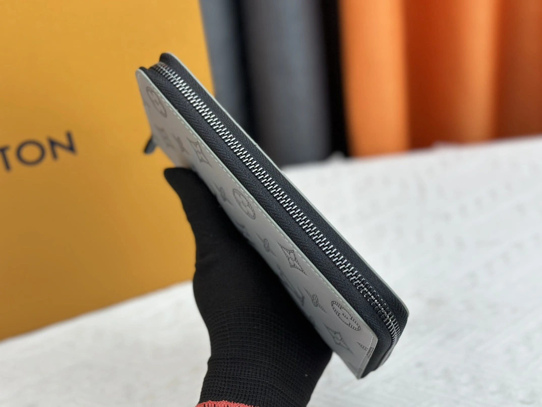 SmartChoice 7230 Louis Vuitton LV Card Case - Image 4