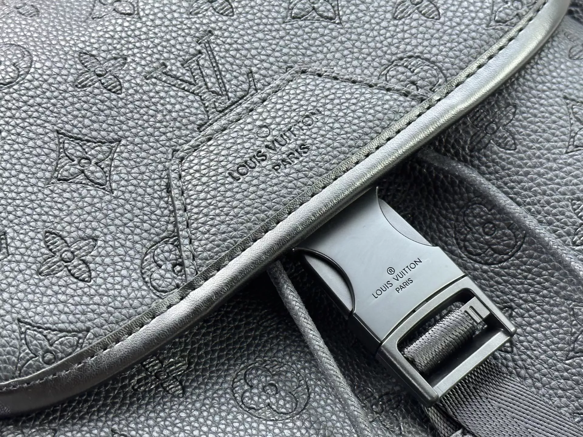 Soft 7929 Louis Vuitton AAA Quality Backpacks For Unisex - Image 7