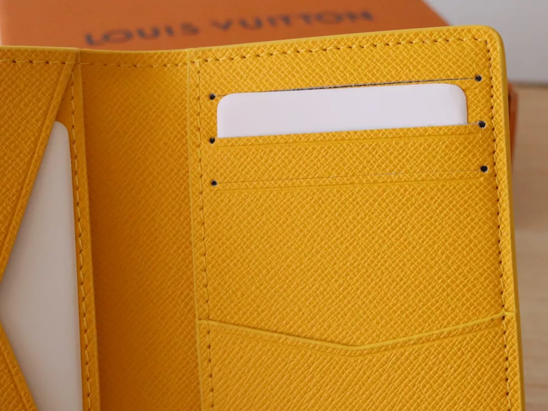 Sophisticated 9165 Louis Vuitton LV Card Case For Women - Image 7