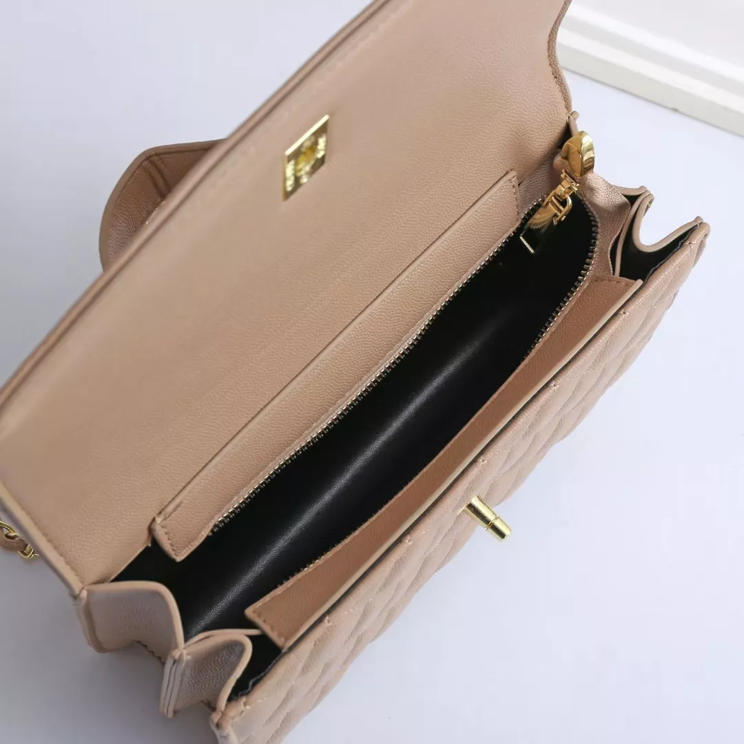 Stylish 901 Chanel Messenger Bags For Women