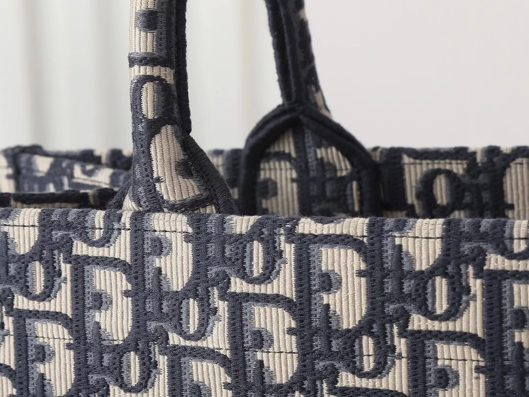 Trendsetting 567 Christian Dior AAA Quality Tote-Handbags For Women - Image 5