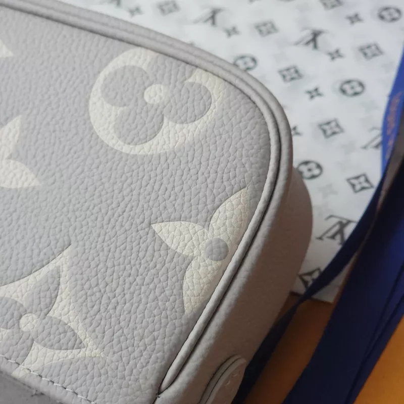 Trendsetting 7130 Louis Vuitton AAA Quality Messenger Bags For Women - Image 4