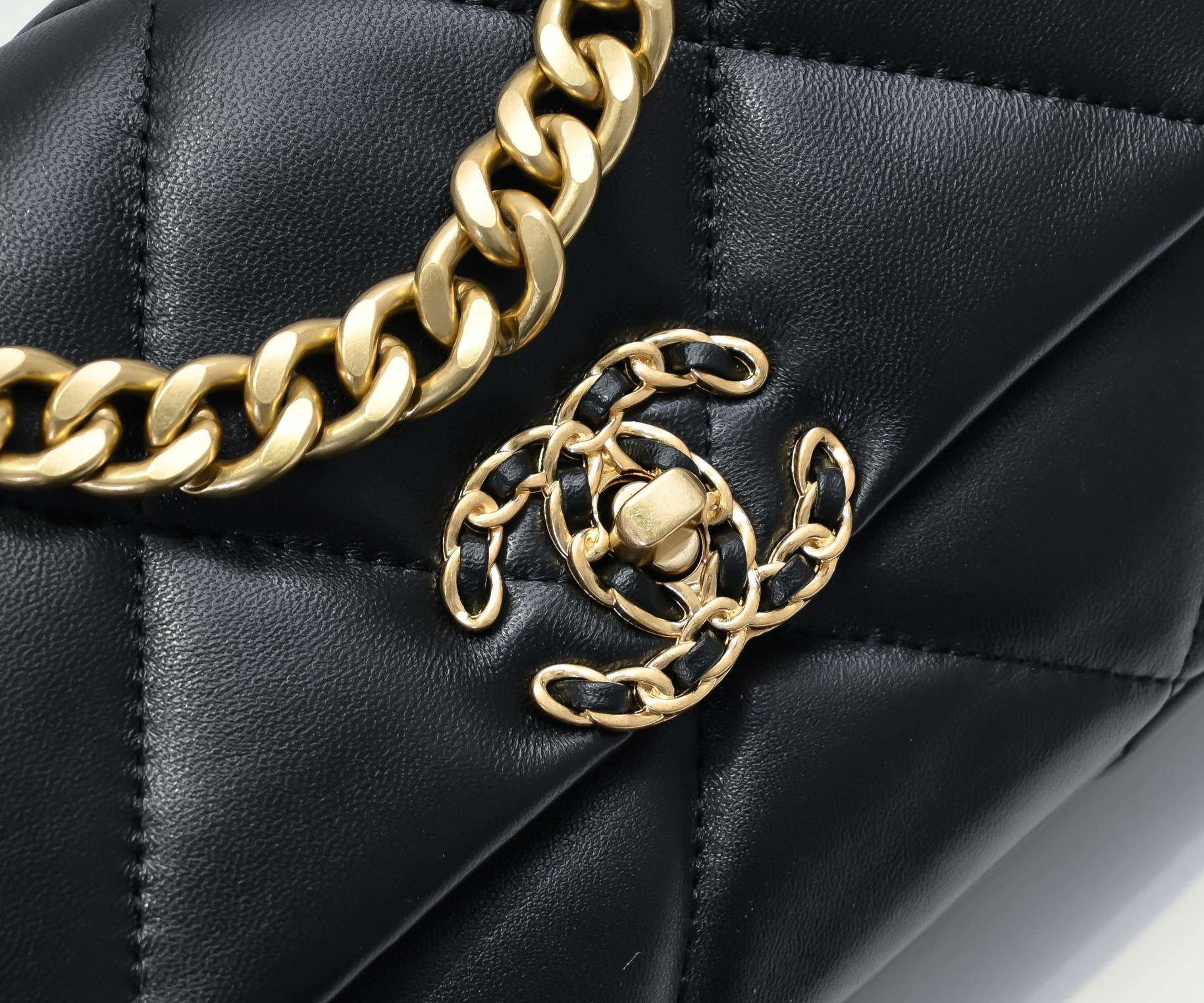 Versatile 5898 Chanel AAA Quality Messenger Bags For Women - Image 4