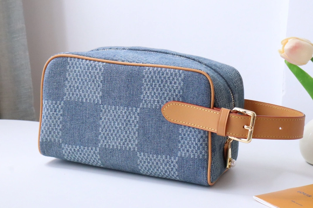 Versatile 7256 Louis Vuitton AAA Quality Handbags For Women